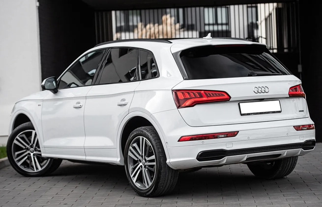 Audi Q5 cena 119500 przebieg: 190000, rok produkcji 2018 z Chełmża małe 704